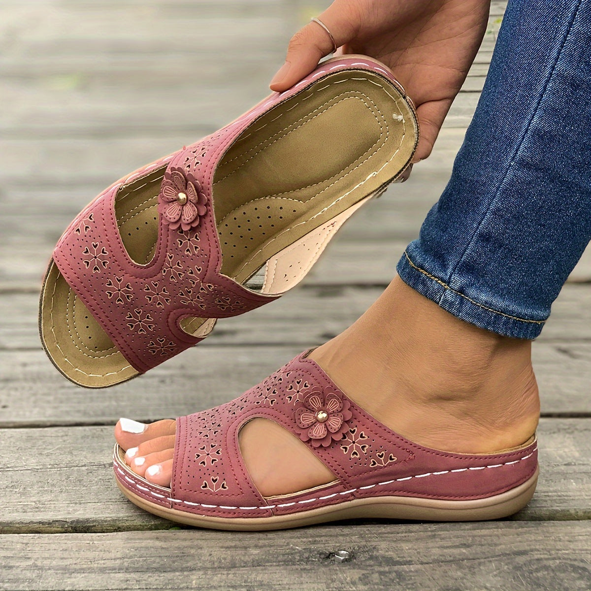 Damen Hollow Wedge Slide Sandalen mit subtil Blumenverzierung