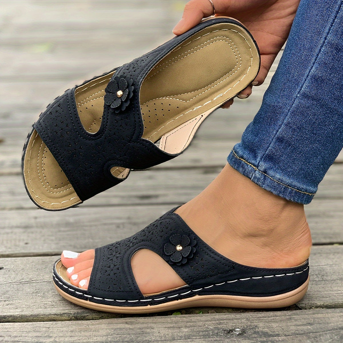 Damen Hollow Wedge Slide Sandalen mit subtil Blumenverzierung