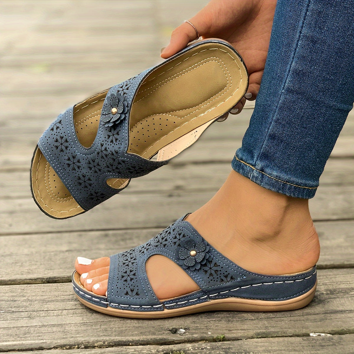 Damen Hollow Wedge Slide Sandalen mit subtil Blumenverzierung
