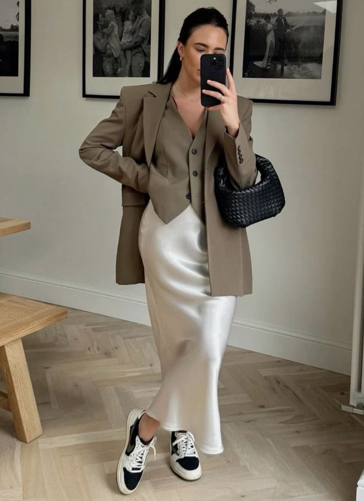 Lina Satin-Maxirock mit Glanz – Elegant & Luftig