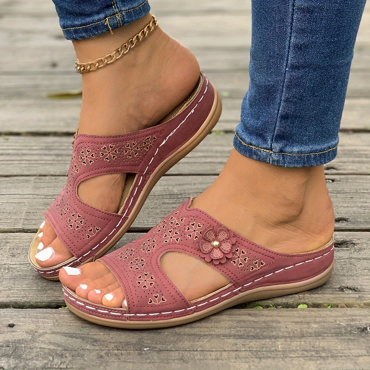 Damen Hollow Wedge Slide Sandalen mit subtil Blumenverzierung