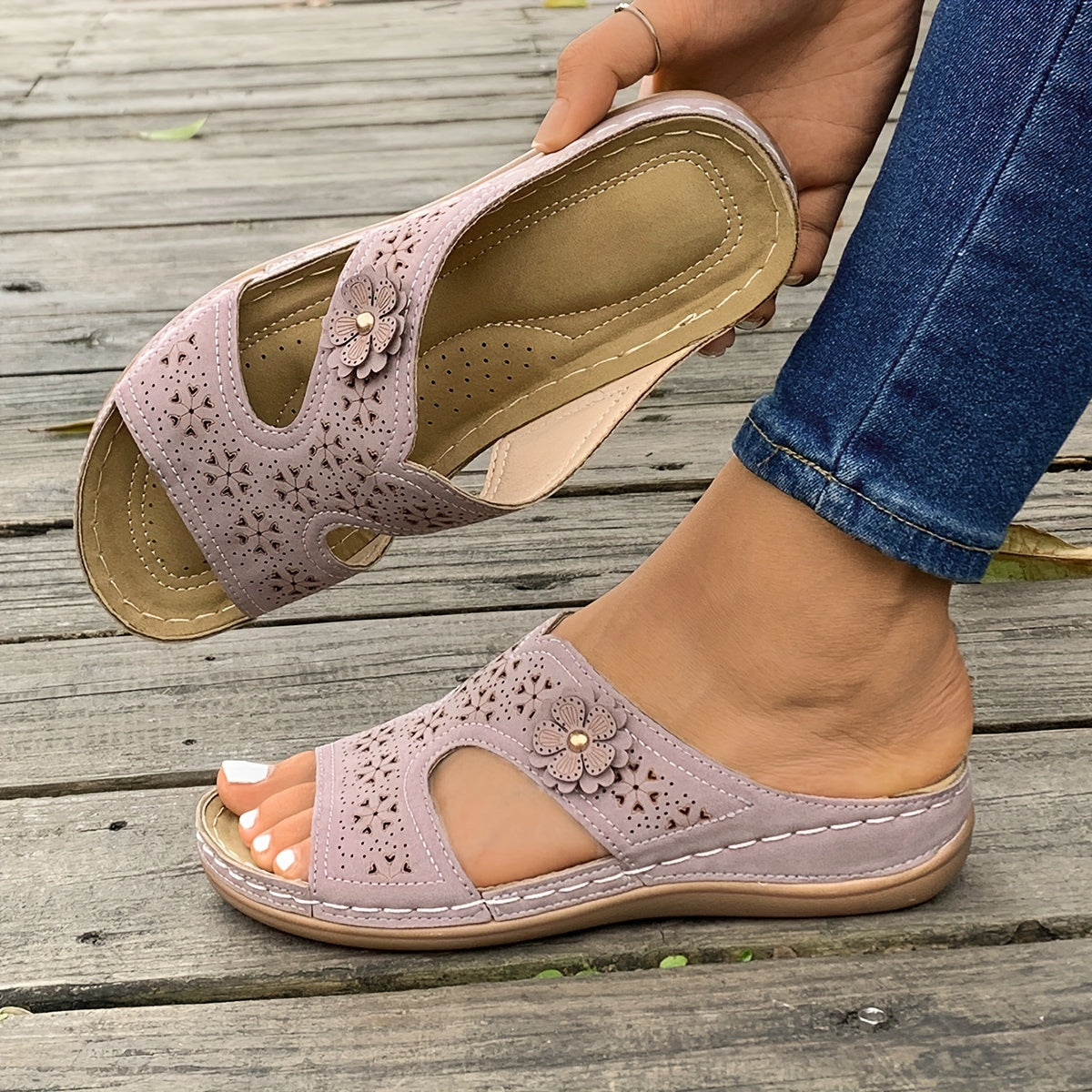 Damen Hollow Wedge Slide Sandalen mit subtil Blumenverzierung
