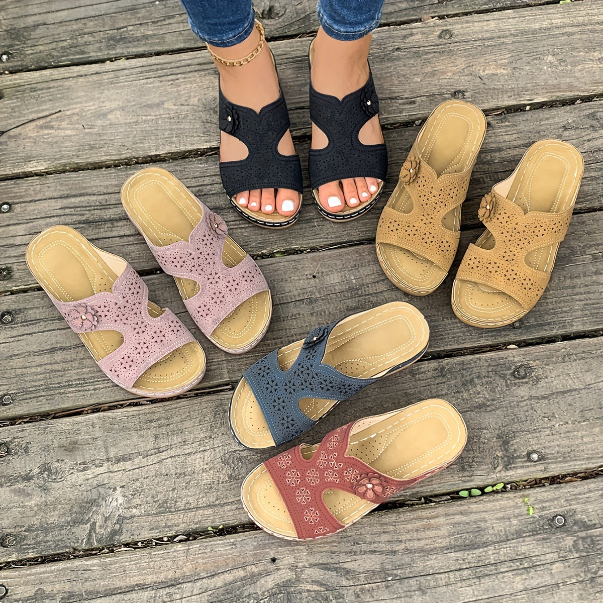 Damen Hollow Wedge Slide Sandalen mit subtil Blumenverzierung